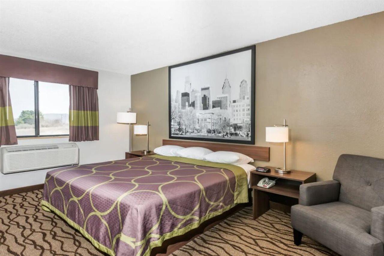 Super 8 By Wyndham Bedford Hotel Buitenkant foto