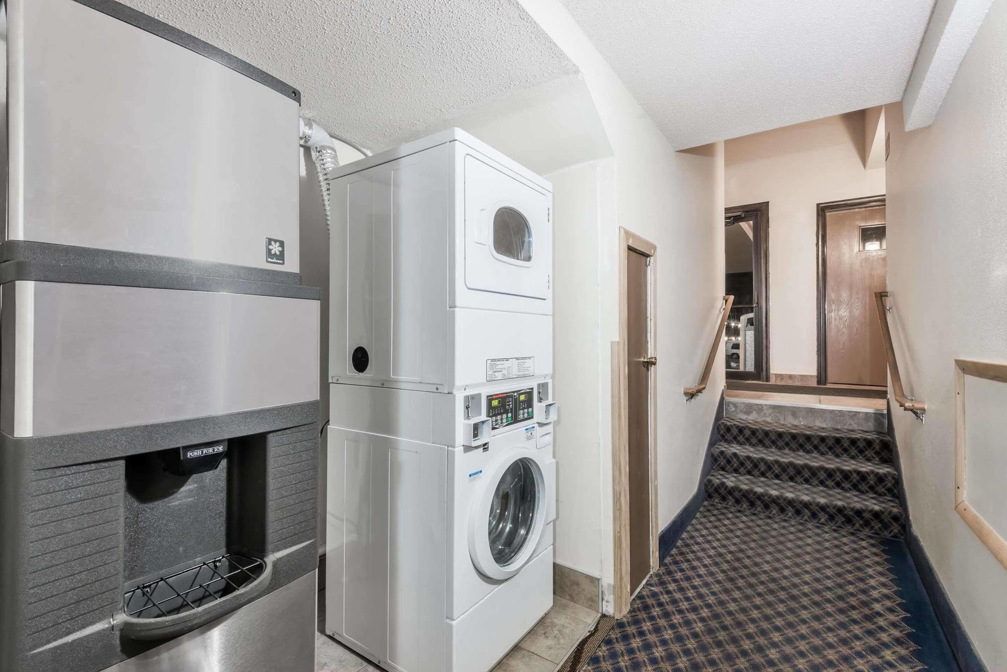 Super 8 By Wyndham Bedford Hotel Buitenkant foto